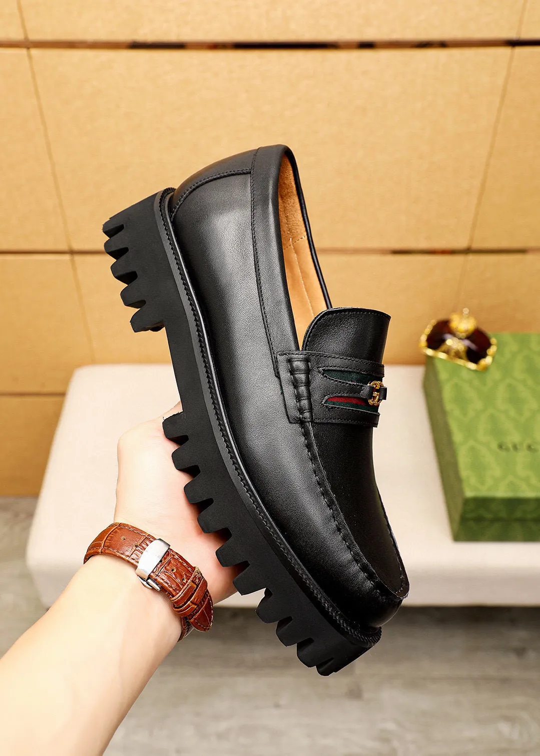 Men's shoes 💰580 💐 Product trademark: GUCCI "Gucci" casual leather shoes Regular size: 38-44 (45.46🉑️customized) Product materials: Selected imported first-layer calfskin upper + luxury hardware buckle, imported water-dyed cowhide leather lining. Strong three-dimensional visual effect, original foam outsole Color: 1⃣️color available